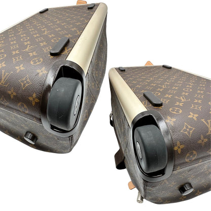 Borsone Louis Vuitton Horizon Soft Duffle 55 in canvas marrone monogram con dettagli in vacchetta naturale e parti metalliche argentate. Munito di doppi manici in tessuto e un manico singolo in vacchetta. Completo di dustbag. Originale, usato, in condizioni ottime. 