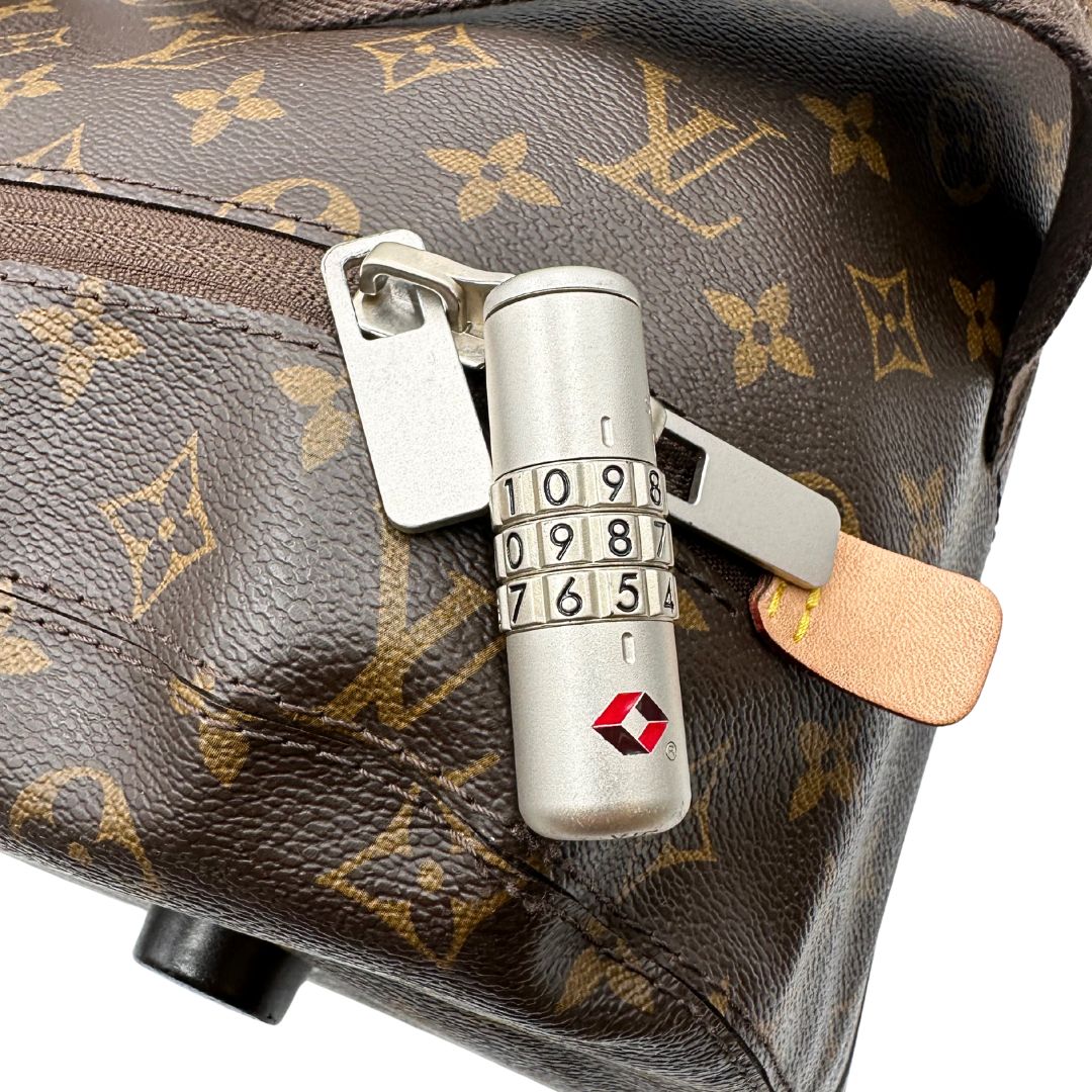 Borsone Louis Vuitton Horizon Soft Duffle 55 in canvas marrone monogram con dettagli in vacchetta naturale e parti metalliche argentate. Munito di doppi manici in tessuto e un manico singolo in vacchetta. Completo di dustbag. Originale, usato, in condizioni ottime. 