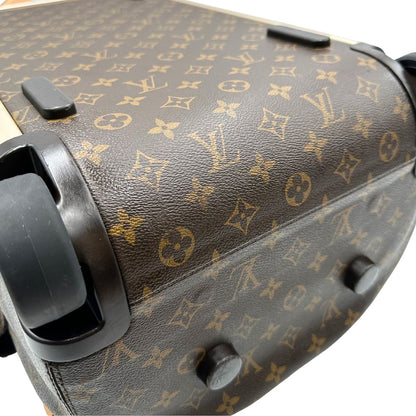 Borsone Louis Vuitton Horizon Soft Duffle 55 in canvas marrone monogram con dettagli in vacchetta naturale e parti metalliche argentate. Munito di doppi manici in tessuto e un manico singolo in vacchetta. Completo di dustbag. Originale, usato, in condizioni ottime. 