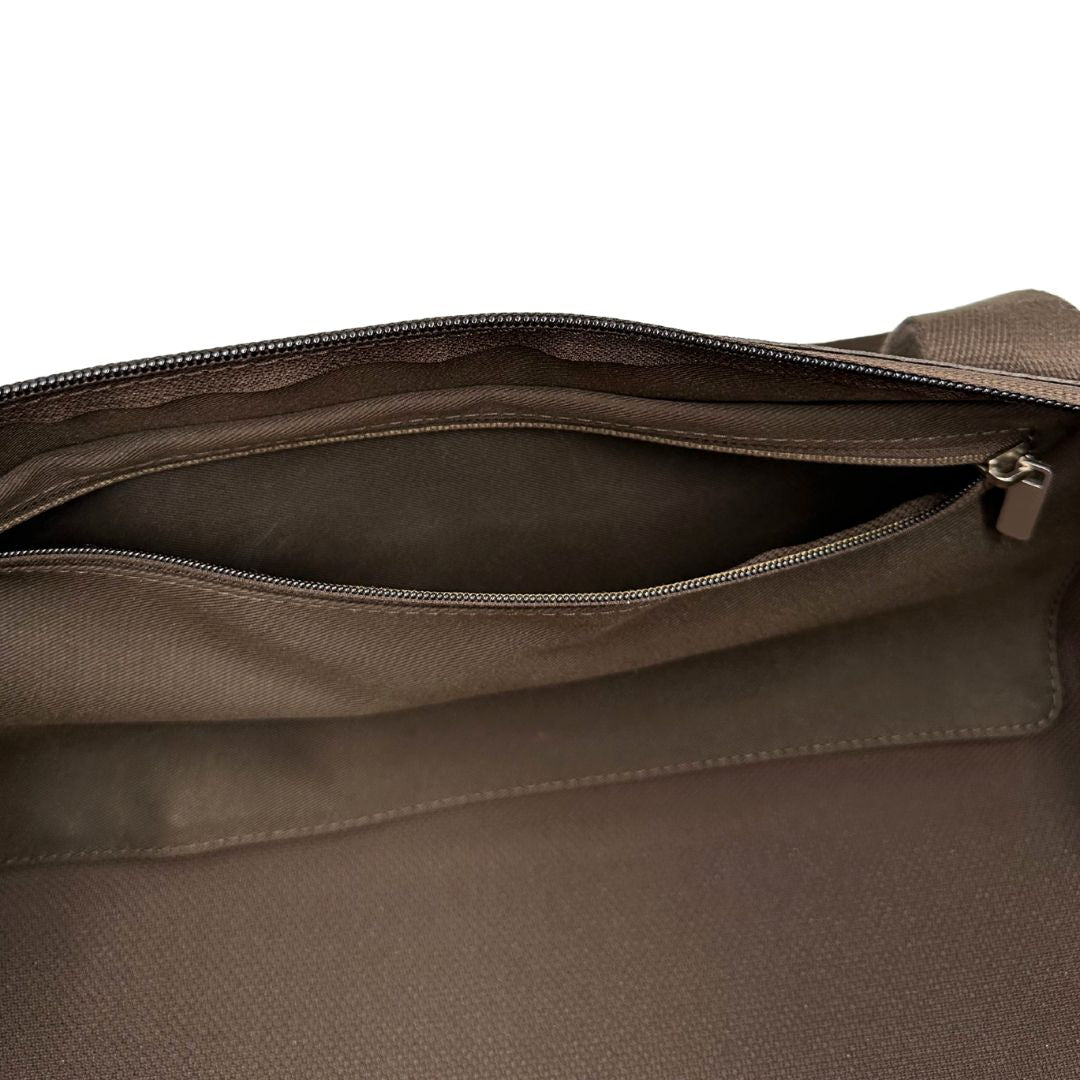 Borsone Louis Vuitton Horizon Soft Duffle 55 in canvas marrone monogram con dettagli in vacchetta naturale e parti metalliche argentate. Munito di doppi manici in tessuto e un manico singolo in vacchetta. Completo di dustbag. Originale, usato, in condizioni ottime. 