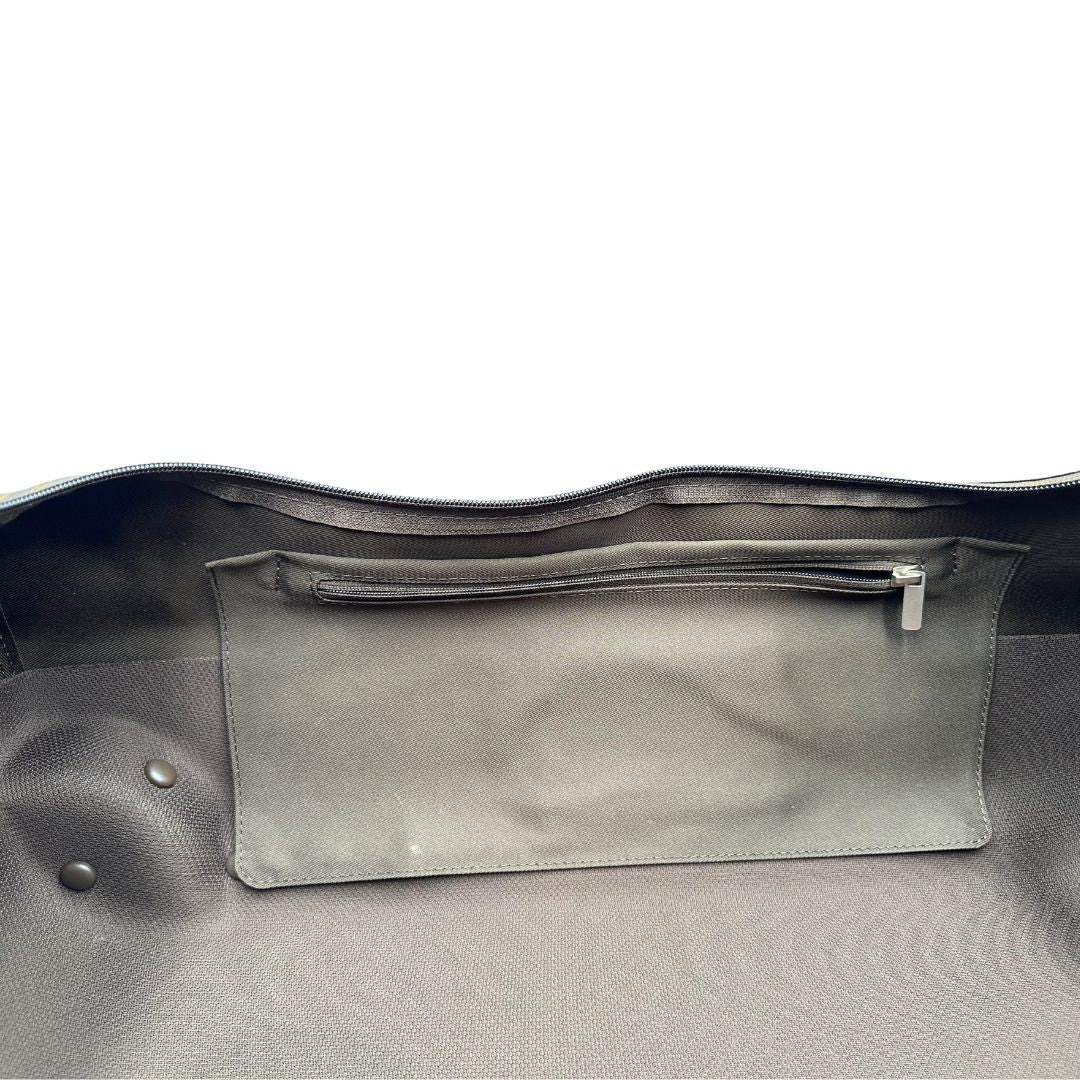 Borsone Louis Vuitton Horizon Soft Duffle 55 in canvas marrone monogram con dettagli in vacchetta naturale e parti metalliche argentate. Munito di doppi manici in tessuto e un manico singolo in vacchetta. Completo di dustbag. Originale, usato, in condizioni ottime. 