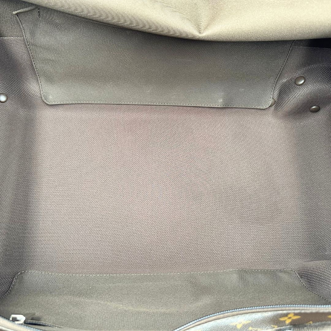 Borsone Louis Vuitton Horizon Soft Duffle 55 in canvas marrone monogram con dettagli in vacchetta naturale e parti metalliche argentate. Munito di doppi manici in tessuto e un manico singolo in vacchetta. Completo di dustbag. Originale, usato, in condizioni ottime. 