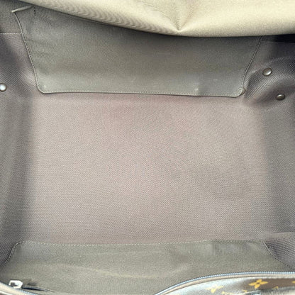 Borsone Louis Vuitton Horizon Soft Duffle 55 in canvas marrone monogram con dettagli in vacchetta naturale e parti metalliche argentate. Munito di doppi manici in tessuto e un manico singolo in vacchetta. Completo di dustbag. Originale, usato, in condizioni ottime. 