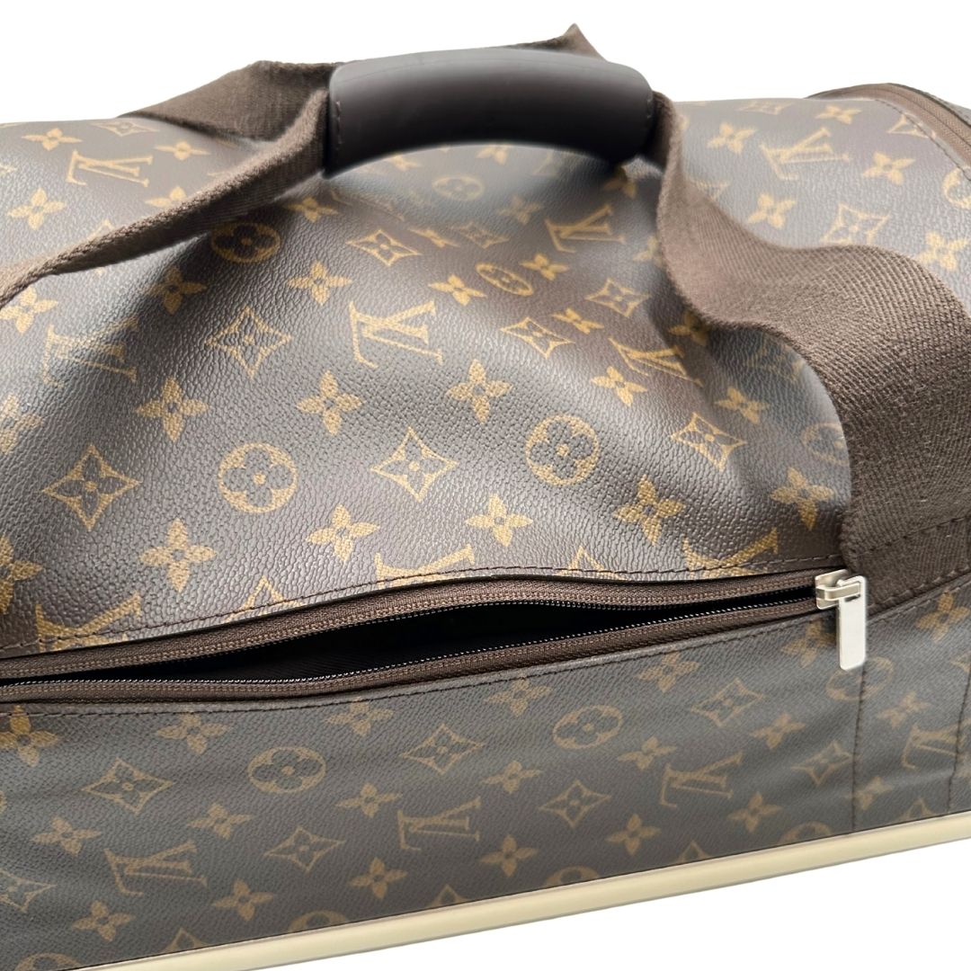 Borsone Louis Vuitton Horizon Soft Duffle 55 in canvas marrone monogram con dettagli in vacchetta naturale e parti metalliche argentate. Munito di doppi manici in tessuto e un manico singolo in vacchetta. Completo di dustbag. Originale, usato, in condizioni ottime. 