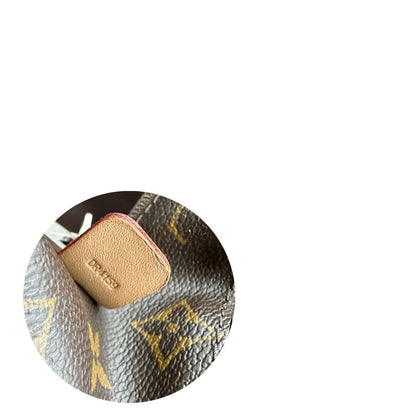 Borsone Louis Vuitton Horizon Soft Duffle 55 in canvas marrone monogram con dettagli in vacchetta naturale e parti metalliche argentate. Munito di doppi manici in tessuto e un manico singolo in vacchetta. Completo di dustbag. Originale, usato, in condizioni ottime. 