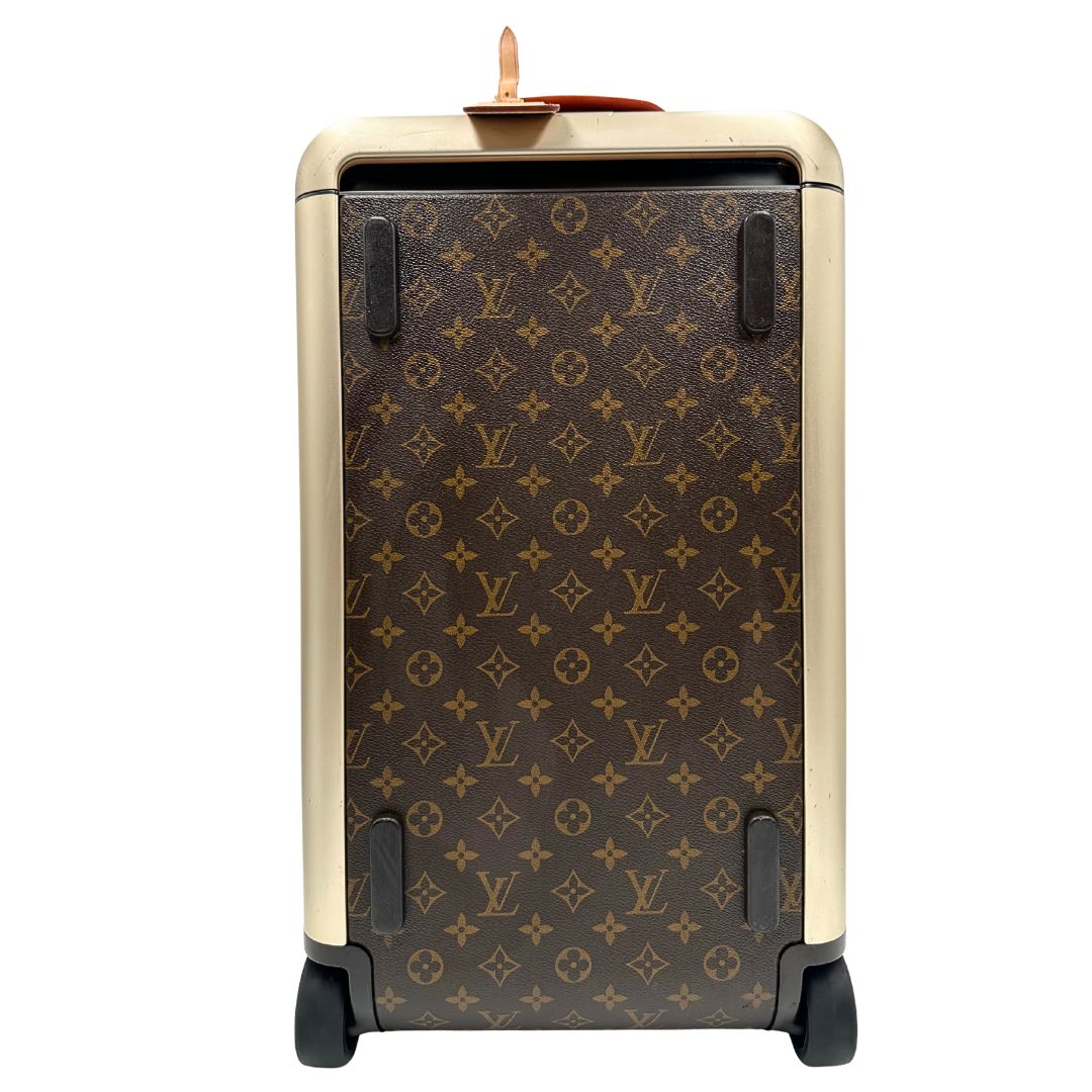 Borsone Louis Vuitton Horizon Soft Duffle 55 in canvas marrone monogram con dettagli in vacchetta naturale e parti metalliche argentate. Munito di doppi manici in tessuto e un manico singolo in vacchetta. Completo di dustbag. Originale, usato, in condizioni ottime. 
