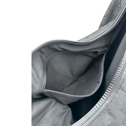 Taschino interno di un borsone Gucci in tessuto trama GG Supreme con parti metalliche argentate e finiture in pelle tono su tono; munita di un manico singolo amovibile. Indossabile a spalla.