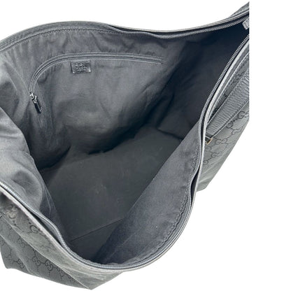 Interno di un borsone Gucci in tessuto trama GG Supreme con parti metalliche argentate e finiture in pelle tono su tono; munita di un manico singolo amovibile. Indossabile a spalla.