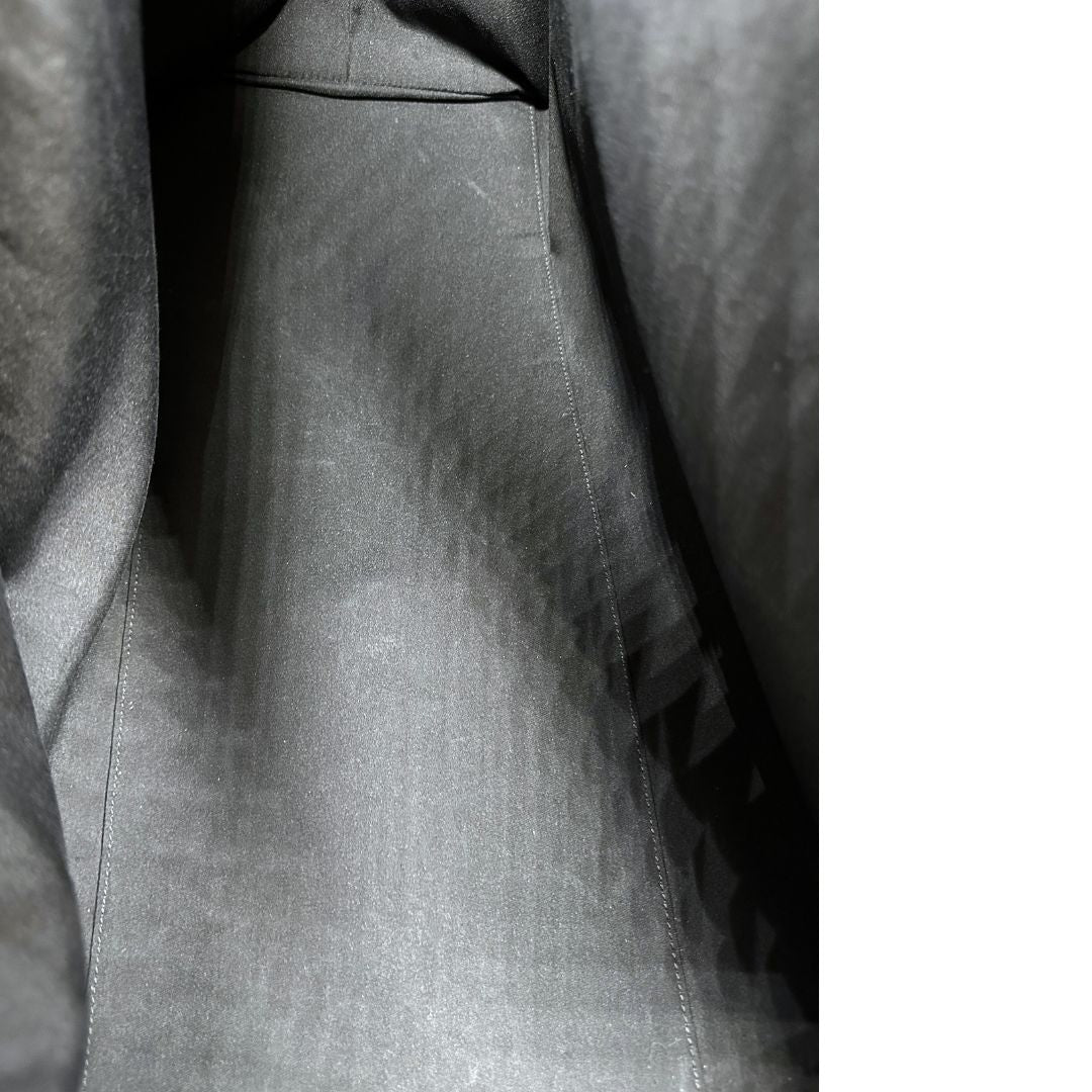 Interno di un borsone Gucci in tessuto trama GG Supreme con parti metalliche argentate e finiture in pelle tono su tono; munita di un manico singolo amovibile. Indossabile a spalla.