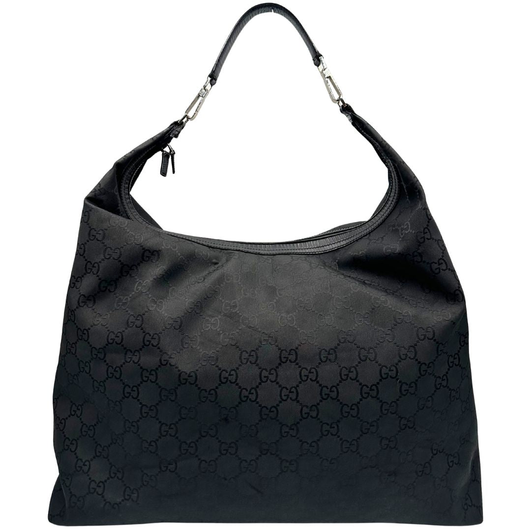 Front di un borsone Gucci in tessuto trama GG Supreme con parti metalliche argentate e finiture in pelle tono su tono; munita di un manico singolo amovibile. Indossabile a spalla.