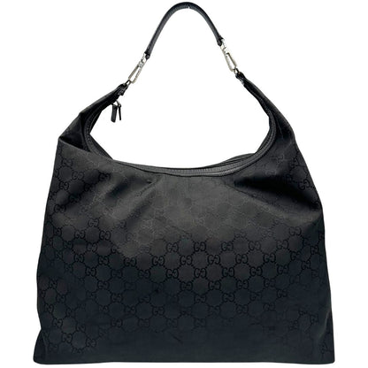 Front di un borsone Gucci in tessuto trama GG Supreme con parti metalliche argentate e finiture in pelle tono su tono; munita di un manico singolo amovibile. Indossabile a spalla.