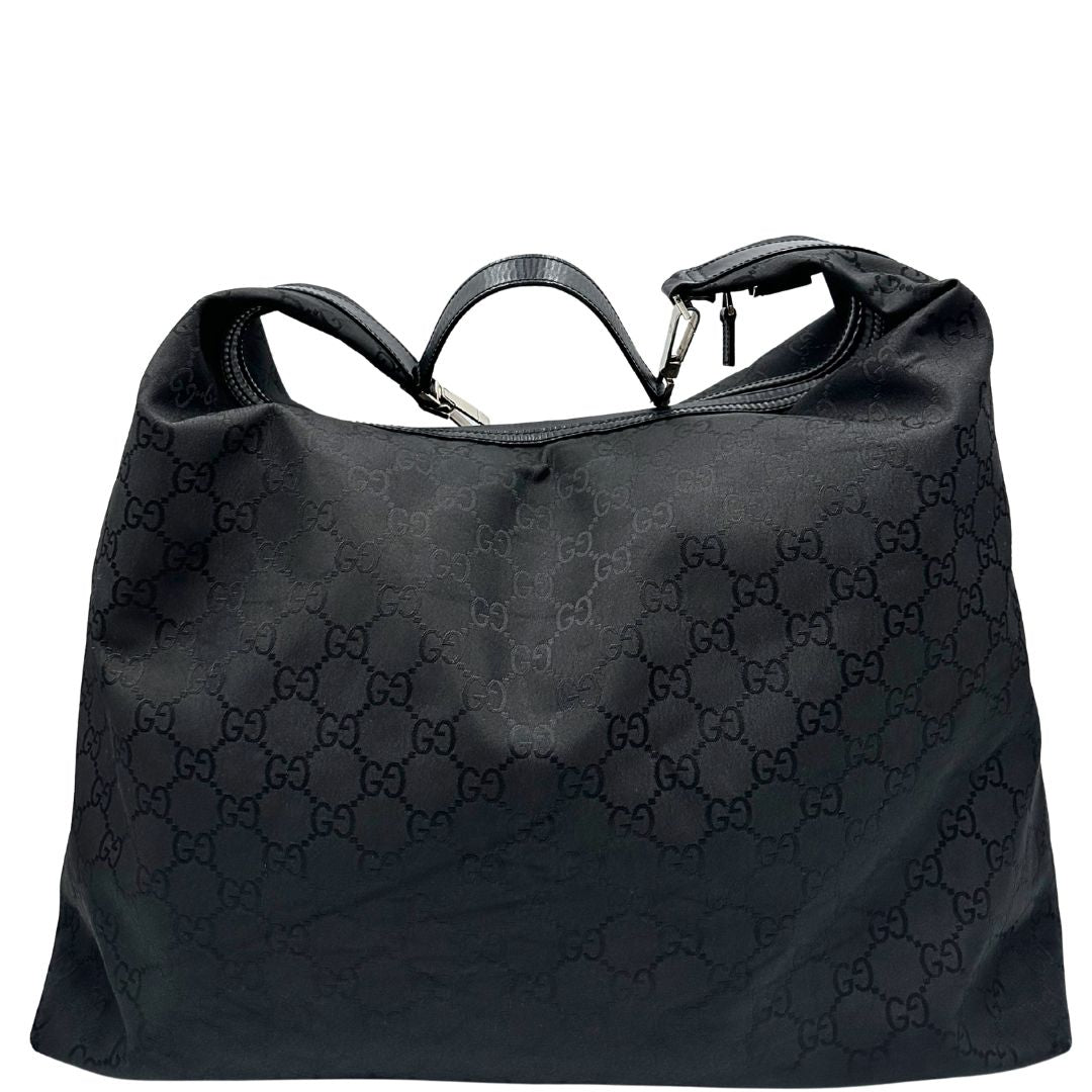 Retro di un borsone Gucci in tessuto trama GG Supreme con parti metalliche argentate e finiture in pelle tono su tono; munita di un manico singolo amovibile. Indossabile a spalla.