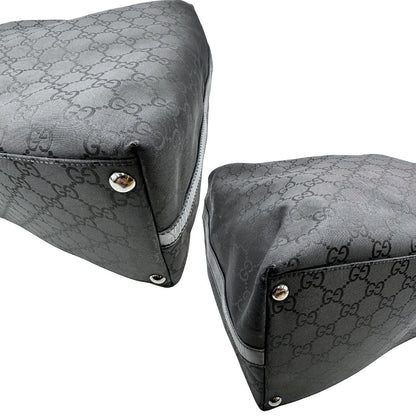 Angoli di un borsone Gucci in tessuto trama GG Supreme con parti metalliche argentate e finiture in pelle tono su tono; munita di un manico singolo amovibile. Indossabile a spalla.