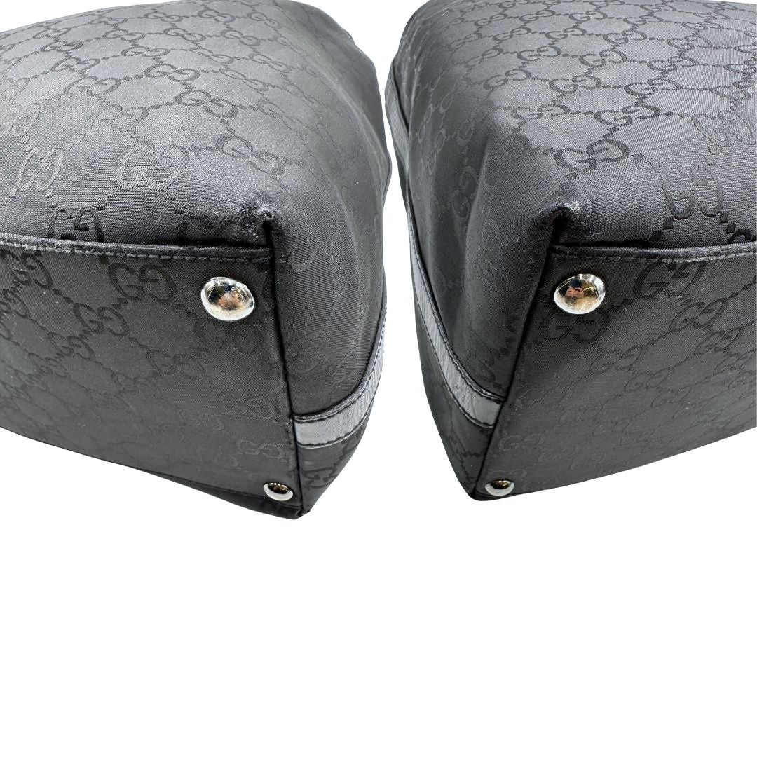 Angoli di un borsone Gucci in tessuto trama GG Supreme con parti metalliche argentate e finiture in pelle tono su tono; munita di un manico singolo amovibile. Indossabile a spalla.