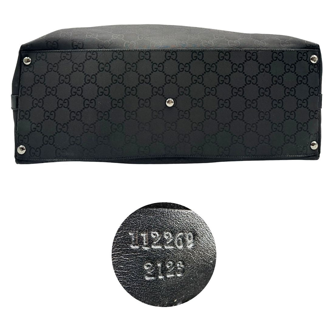 Base e codice di un borsone Gucci in tessuto trama GG Supreme con parti metalliche argentate e finiture in pelle tono su tono; munita di un manico singolo amovibile. Indossabile a spalla.