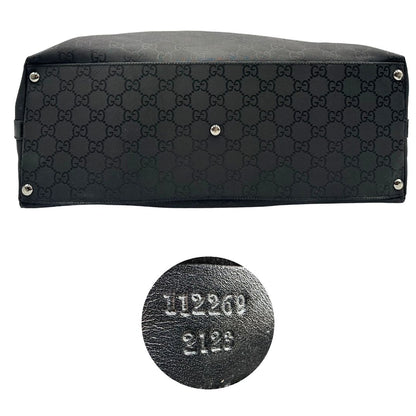 Base e codice di un borsone Gucci in tessuto trama GG Supreme con parti metalliche argentate e finiture in pelle tono su tono; munita di un manico singolo amovibile. Indossabile a spalla.