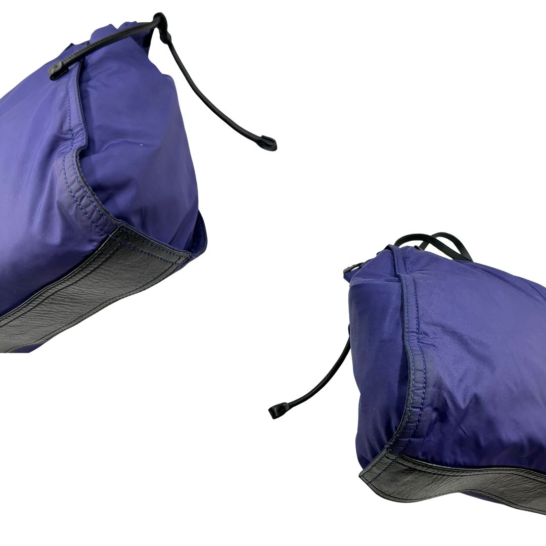 Borsa Burberry Tote Buckleigh in nylon viola con finiture in pelle nera e parti metalliche effetto renio. Munita di doppi manici, da indossare a spalla. Originale, usato, in condizioni ottime. 