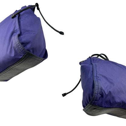 Borsa Burberry Tote Buckleigh in nylon viola con finiture in pelle nera e parti metalliche effetto renio. Munita di doppi manici, da indossare a spalla. Originale, usato, in condizioni ottime. 