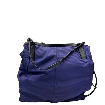 Borsa Burberry Tote Buckleigh in nylon viola con finiture in pelle nera e parti metalliche effetto renio. Munita di doppi manici, da indossare a spalla. Originale, usato, in condizioni ottime. 