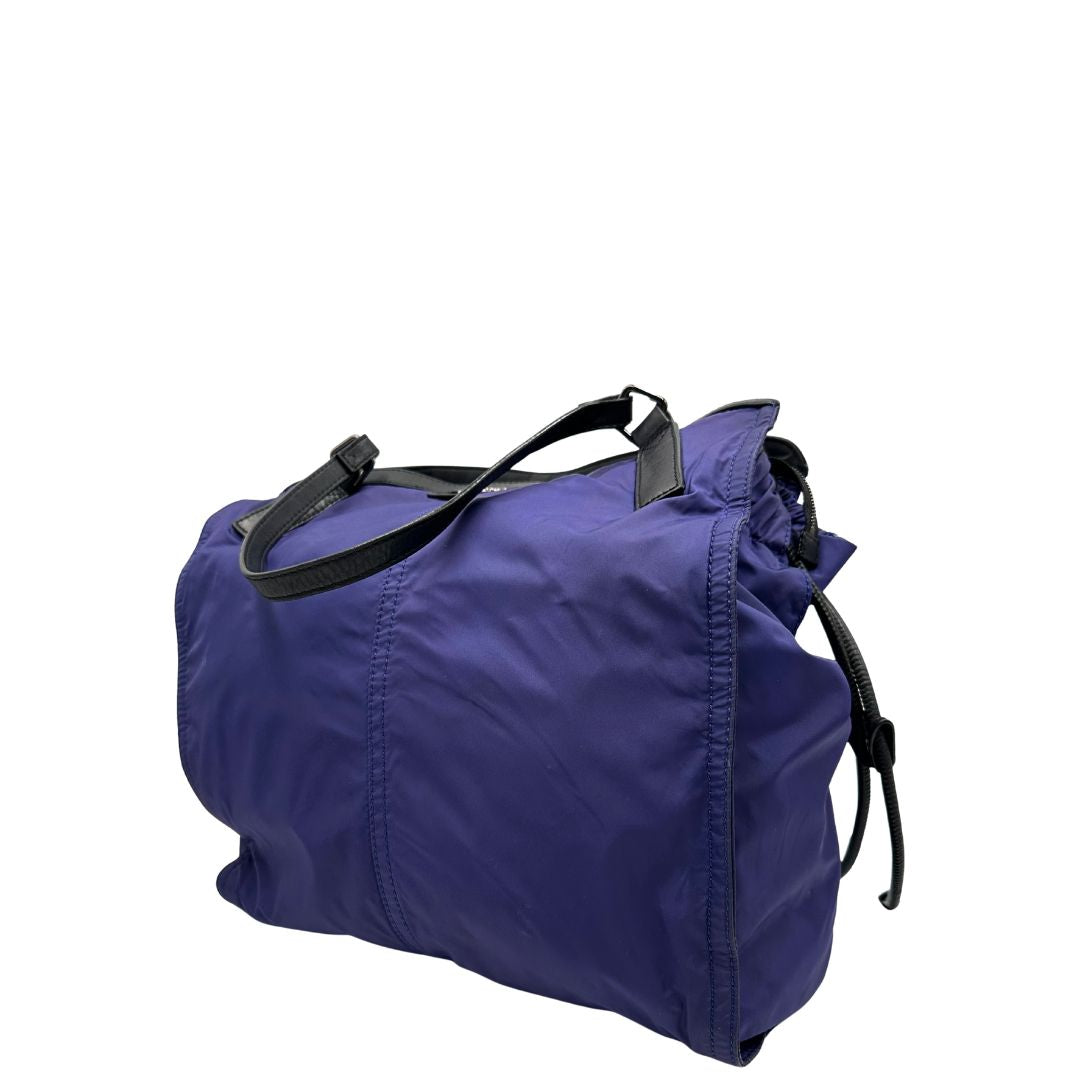 Borsa Burberry Tote Buckleigh in nylon viola con finiture in pelle nera e parti metalliche effetto renio. Munita di doppi manici, da indossare a spalla. Originale, usato, in condizioni ottime. 