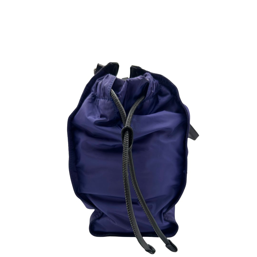 Borsa Burberry Tote Buckleigh in nylon viola con finiture in pelle nera e parti metalliche effetto renio. Munita di doppi manici, da indossare a spalla. Originale, usato, in condizioni ottime. 