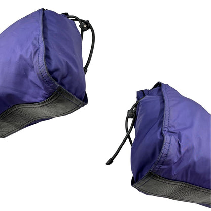 Borsa Burberry Tote Buckleigh in nylon viola con finiture in pelle nera e parti metalliche effetto renio. Munita di doppi manici, da indossare a spalla. Originale, usato, in condizioni ottime. 