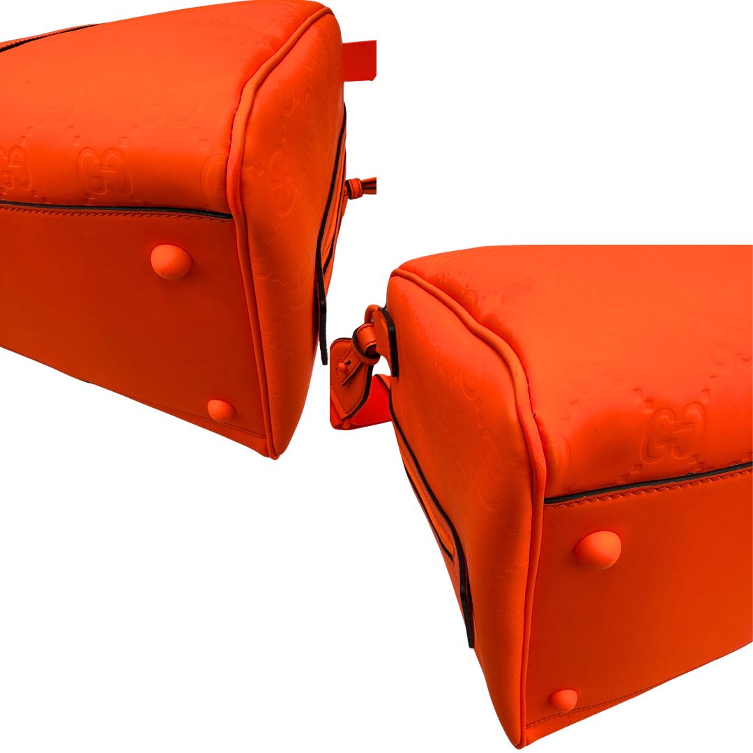 angoli Borsone Gucci in pelle arancione fluo monogram; munito di doppi manici stondati e una tracolla regolabile in tessuto. Completo di dustbag. 