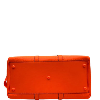 base Borsone Gucci in pelle arancione fluo monogram; munito di doppi manici stondati e una tracolla regolabile in tessuto. Completo di dustbag. 