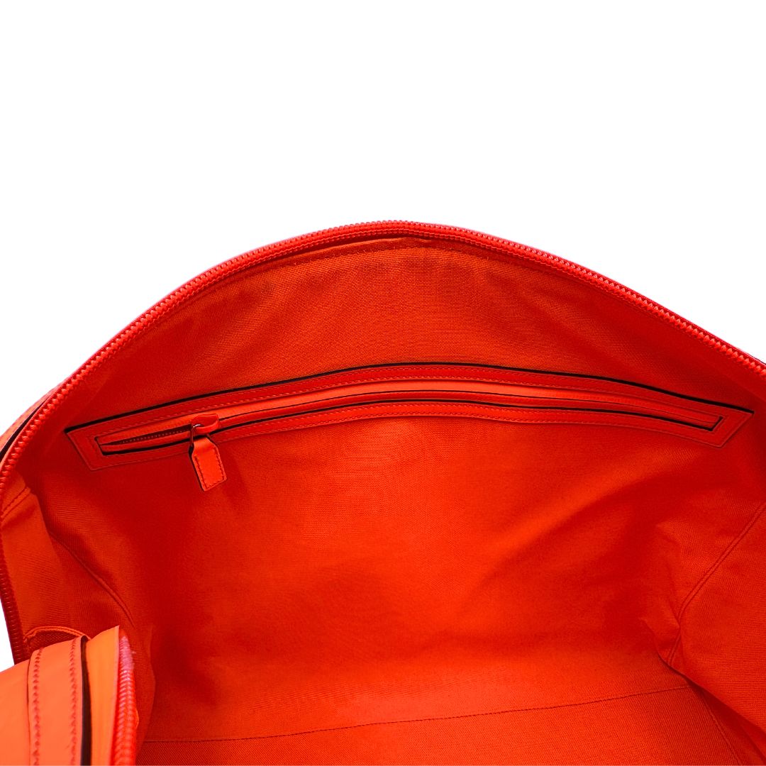 interno Borsone Gucci in pelle arancione fluo monogram; munito di doppi manici stondati e una tracolla regolabile in tessuto. Completo di dustbag. 