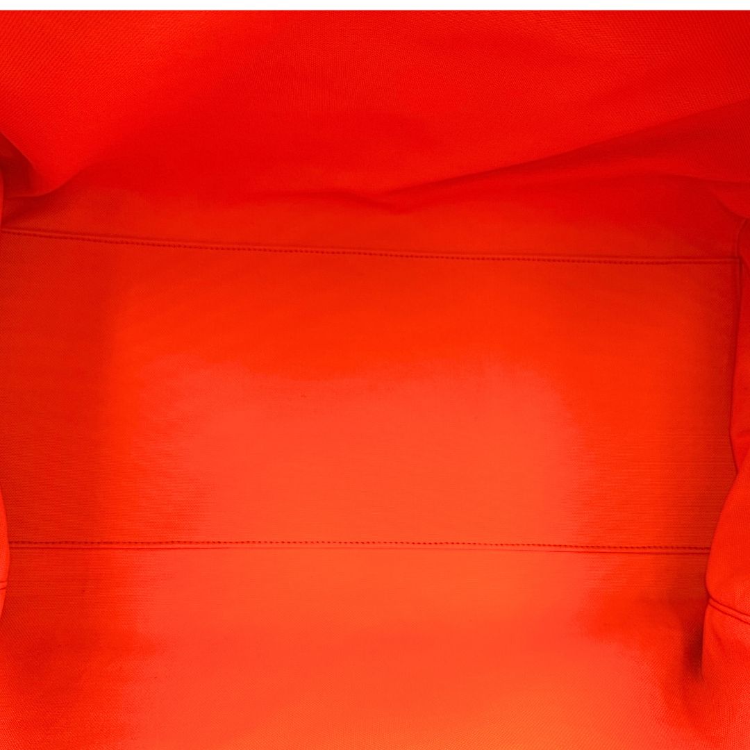 interno Borsone Gucci in pelle arancione fluo monogram; munito di doppi manici stondati e una tracolla regolabile in tessuto. Completo di dustbag. 