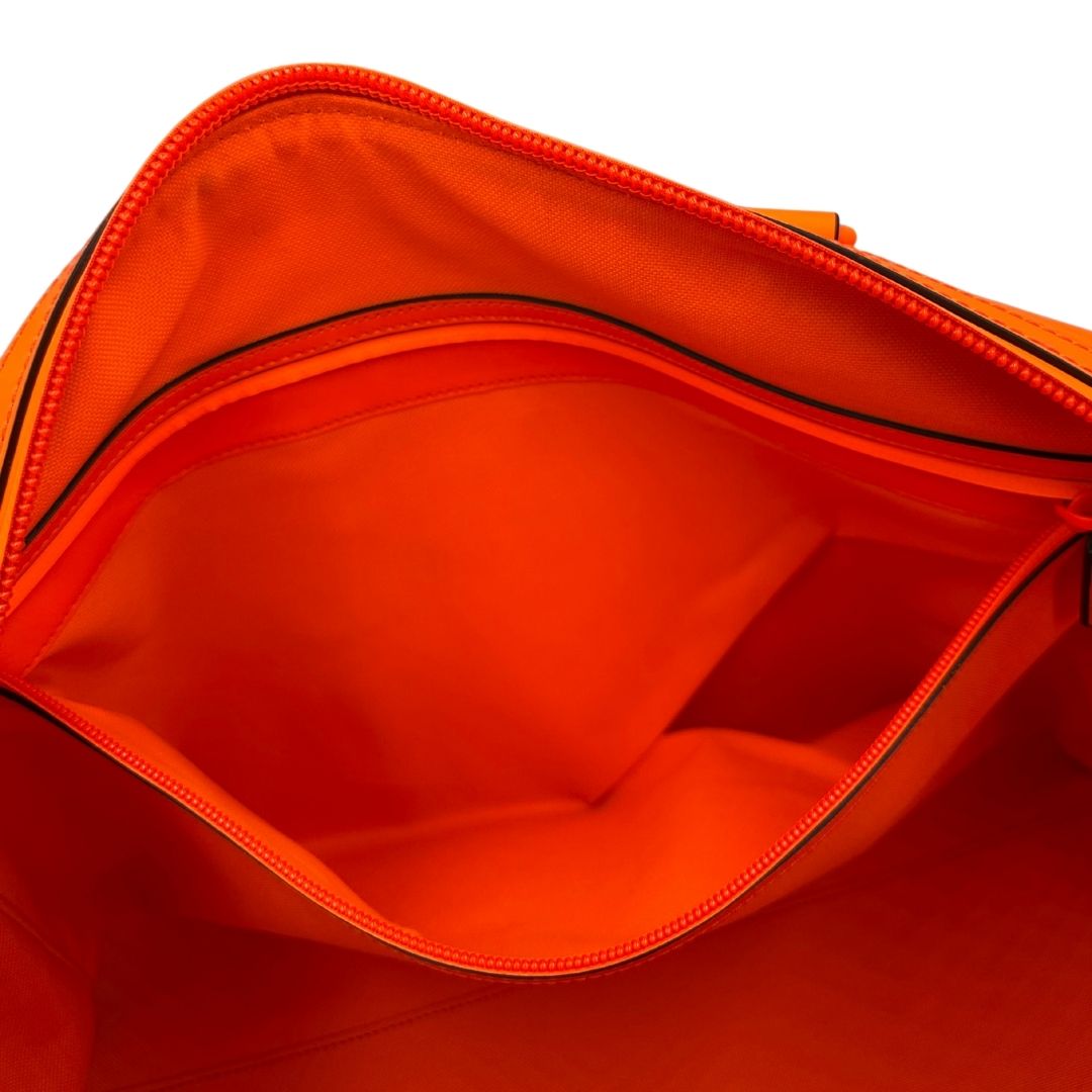 interno Borsone Gucci in pelle arancione fluo monogram; munito di doppi manici stondati e una tracolla regolabile in tessuto. Completo di dustbag. 