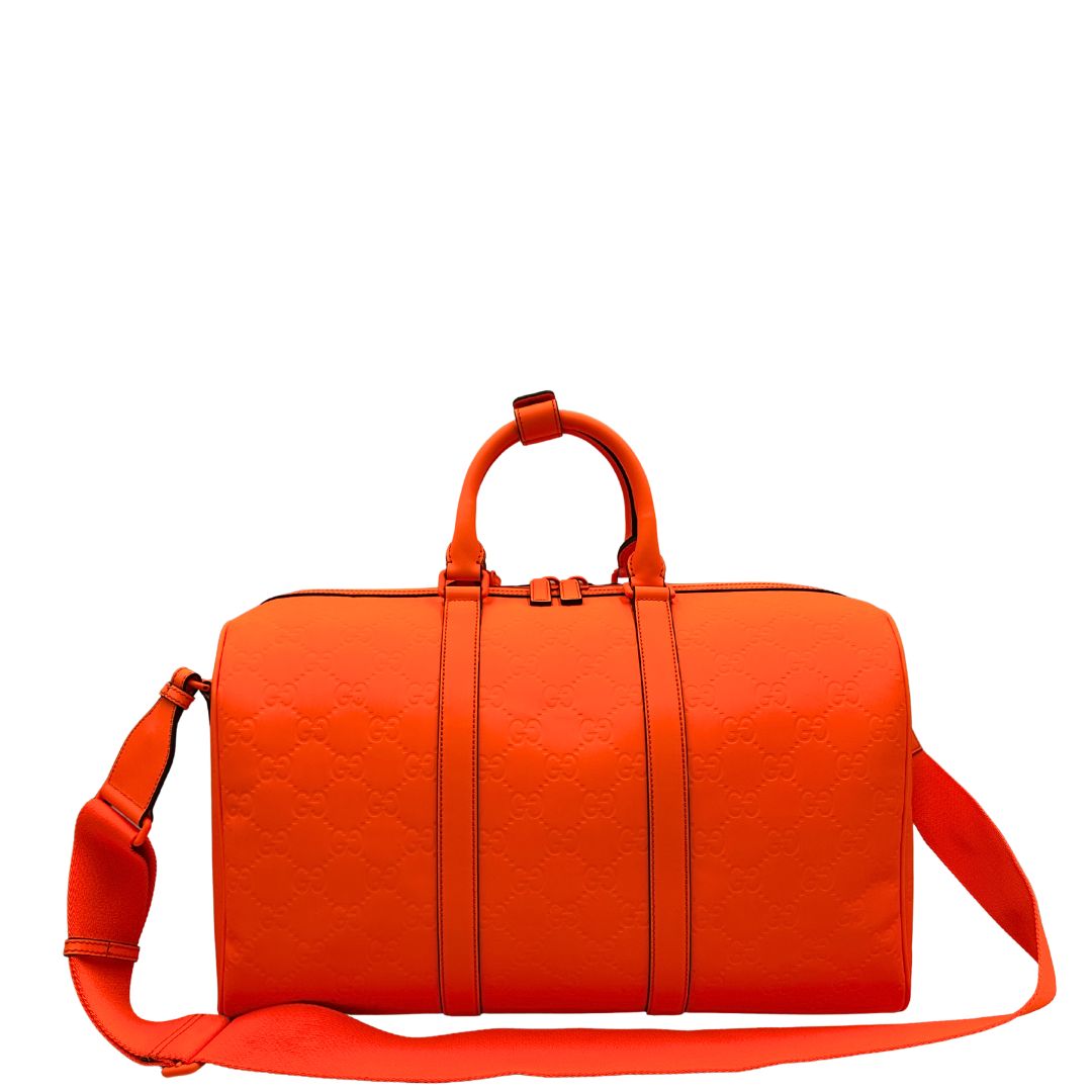 retro Borsone Gucci in pelle arancione fluo monogram; munito di doppi manici stondati e una tracolla regolabile in tessuto. Completo di dustbag. 