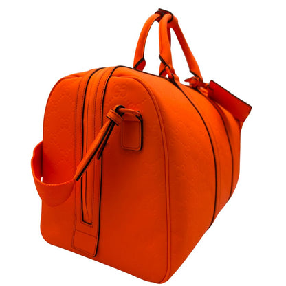 lato Borsone Gucci in pelle arancione fluo monogram; munito di doppi manici stondati e una tracolla regolabile in tessuto. Completo di dustbag. 