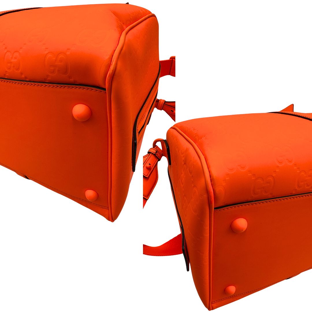 angoli Borsone Gucci in pelle arancione fluo monogram; munito di doppi manici stondati e una tracolla regolabile in tessuto. Completo di dustbag. 