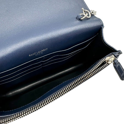 Interno Borsa Kate Small Saint Laurent in pelle blu scuro trama cocco con parti metalliche argentate e nappa decorativa a catena. Completa di scatola logata. Originale, usato, in condizioni ottime. 