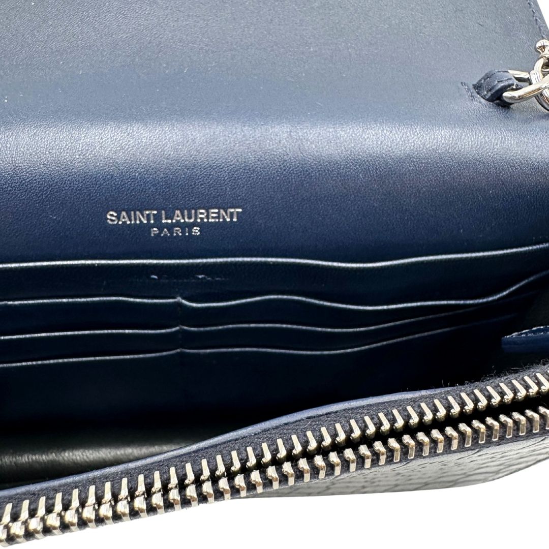 Interno Borsa Kate Small Saint Laurent in pelle blu scuro trama cocco con parti metalliche argentate e nappa decorativa a catena. Completa di scatola logata. Originale, usato, in condizioni ottime. 