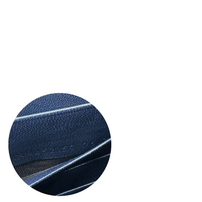 Codice seriale Borsa Kate Small Saint Laurent in pelle blu scuro trama cocco con parti metalliche argentate e nappa decorativa a catena. Completa di scatola logata. Originale, usato, in condizioni ottime. 