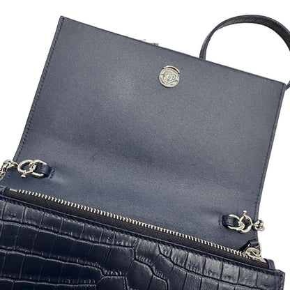 Borsa Kate Small Saint Laurent in pelle blu scuro trama cocco con parti metalliche argentate e nappa decorativa a catena. Completa di scatola logata. Originale, usato, in condizioni ottime. 