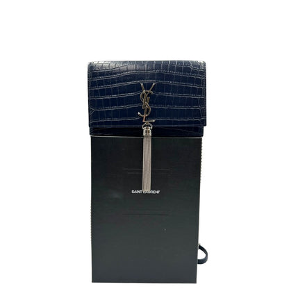 Borsa Kate Small Saint Laurent in pelle blu scuro trama cocco con parti metalliche argentate e nappa decorativa a catena. Completa di scatola logata. Originale, usato, in condizioni ottime. 