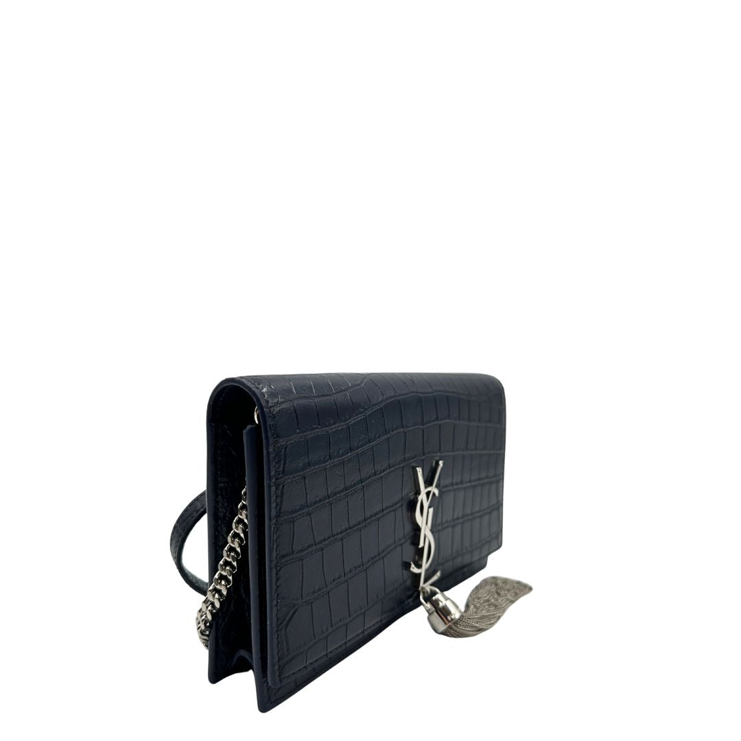 Borsa Kate Small Saint Laurent in pelle blu scuro trama cocco con parti metalliche argentate e nappa decorativa a catena. Completa di scatola logata. Originale, usato, in condizioni ottime. 