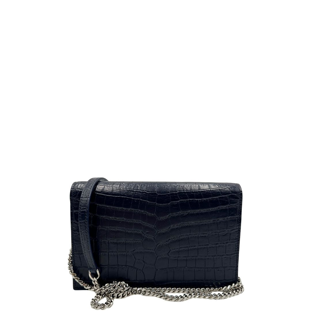 Borsa Kate Small Saint Laurent in pelle blu scuro trama cocco con parti metalliche argentate e nappa decorativa a catena. Completa di scatola logata. Originale, usato, in condizioni ottime. 