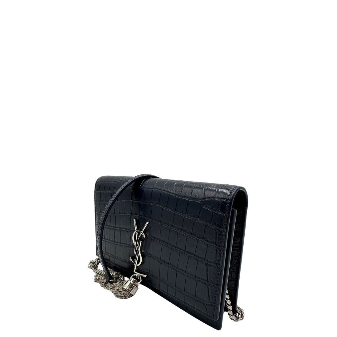 Borsa Kate Small Saint Laurent in pelle blu scuro trama cocco con parti metalliche argentate e nappa decorativa a catena. Completa di scatola logata. Originale, usato, in condizioni ottime. 