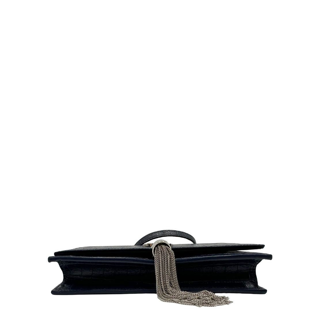 Base Borsa Kate Small Saint Laurent in pelle blu scuro trama cocco con parti metalliche argentate e nappa decorativa a catena. Completa di scatola logata. Originale, usato, in condizioni ottime. 