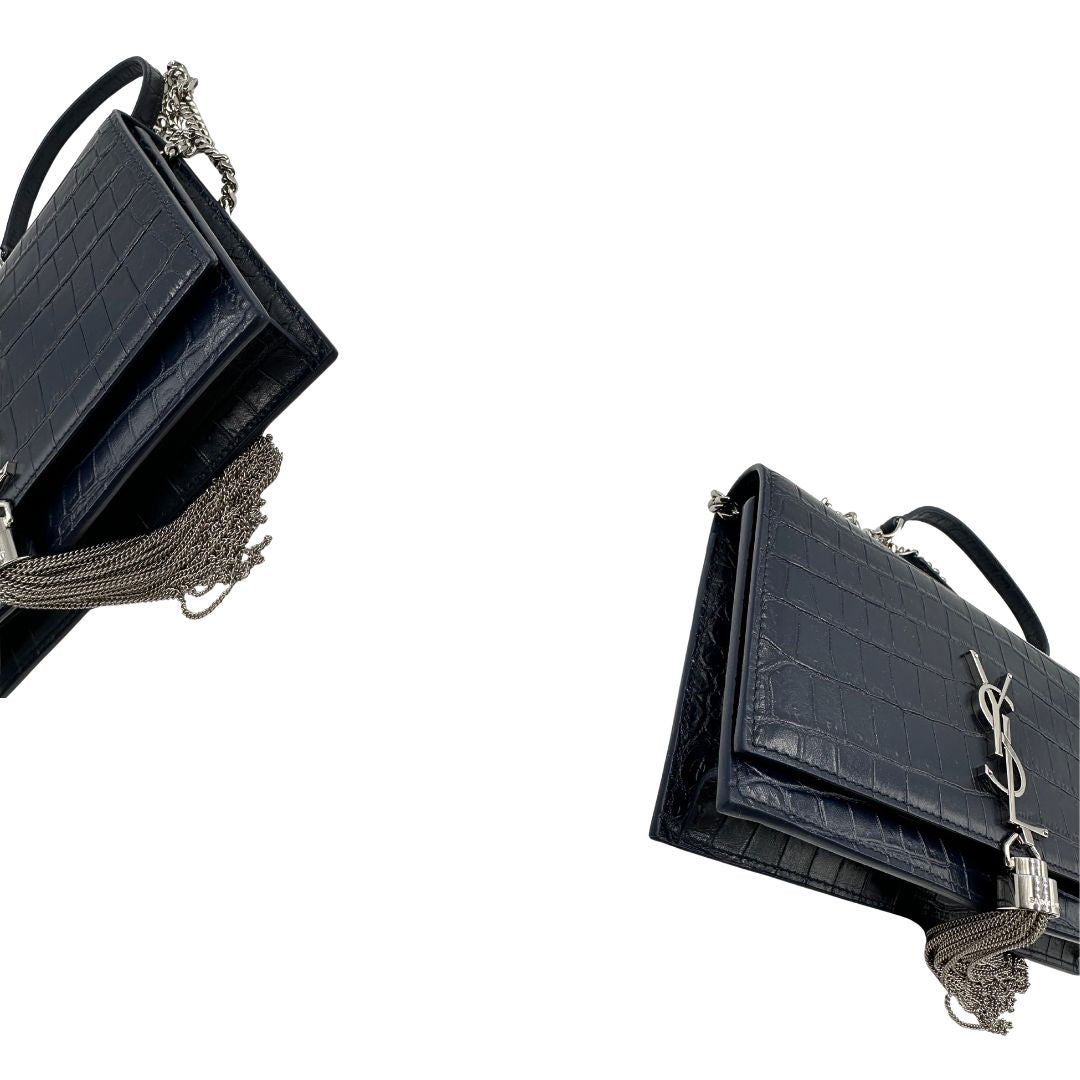 Angoli Borsa Kate Small Saint Laurent in pelle blu scuro trama cocco con parti metalliche argentate e nappa decorativa a catena. Completa di scatola logata. Originale, usato, in condizioni ottime. 