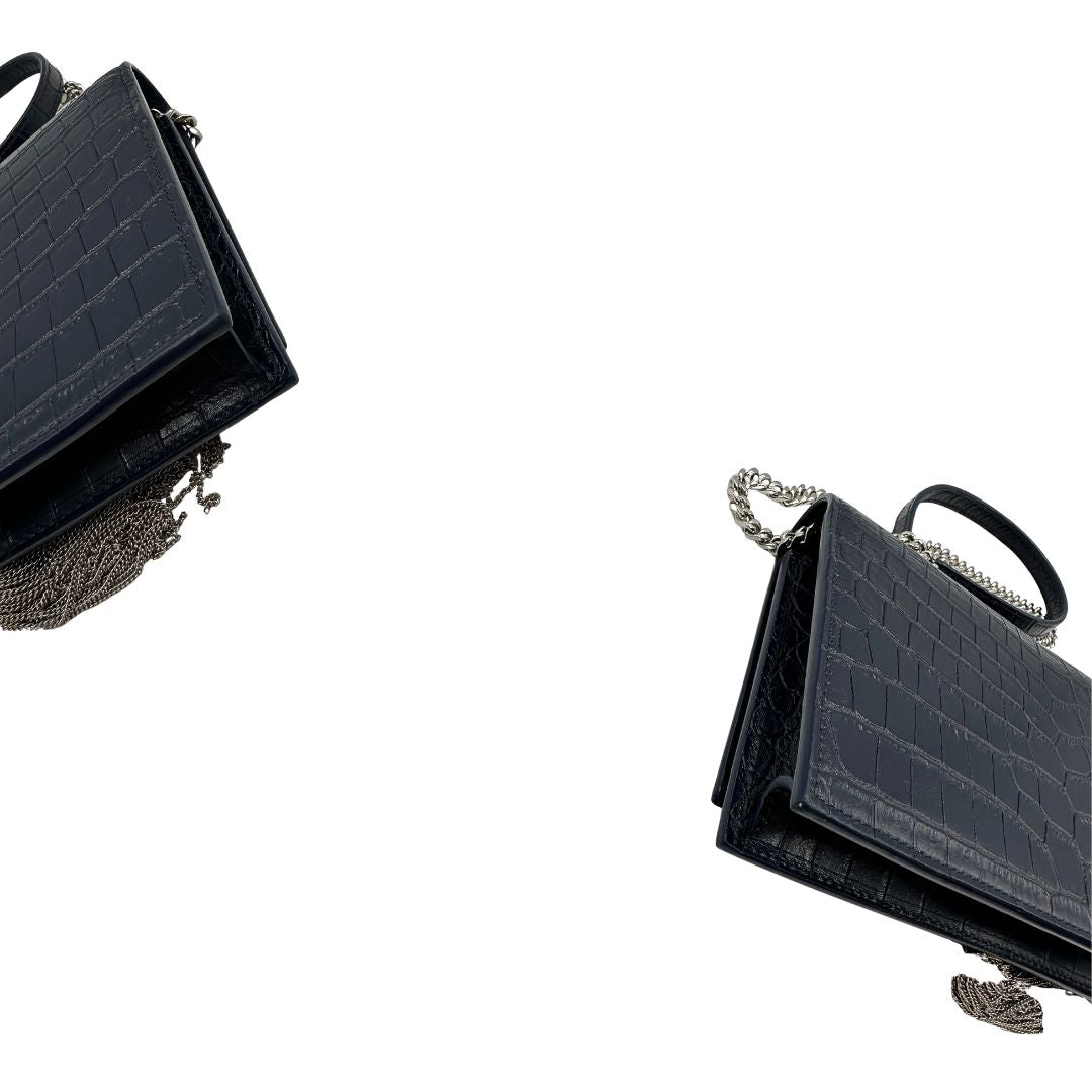 Angoli borsa Kate Small Saint Laurent in pelle blu scuro trama cocco con parti metalliche argentate e nappa decorativa a catena. Completa di scatola logata. Originale, usato, in condizioni ottime. 