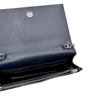 Interno Borsa Kate Small Saint Laurent in pelle blu scuro trama cocco con parti metalliche argentate e nappa decorativa a catena. Completa di scatola logata. Originale, usato, in condizioni ottime. 