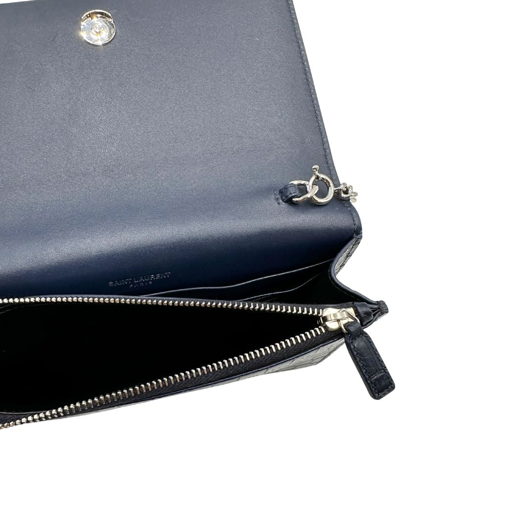 Interno Borsa Kate Small Saint Laurent in pelle blu scuro trama cocco con parti metalliche argentate e nappa decorativa a catena. Completa di scatola logata. Originale, usato, in condizioni ottime. 