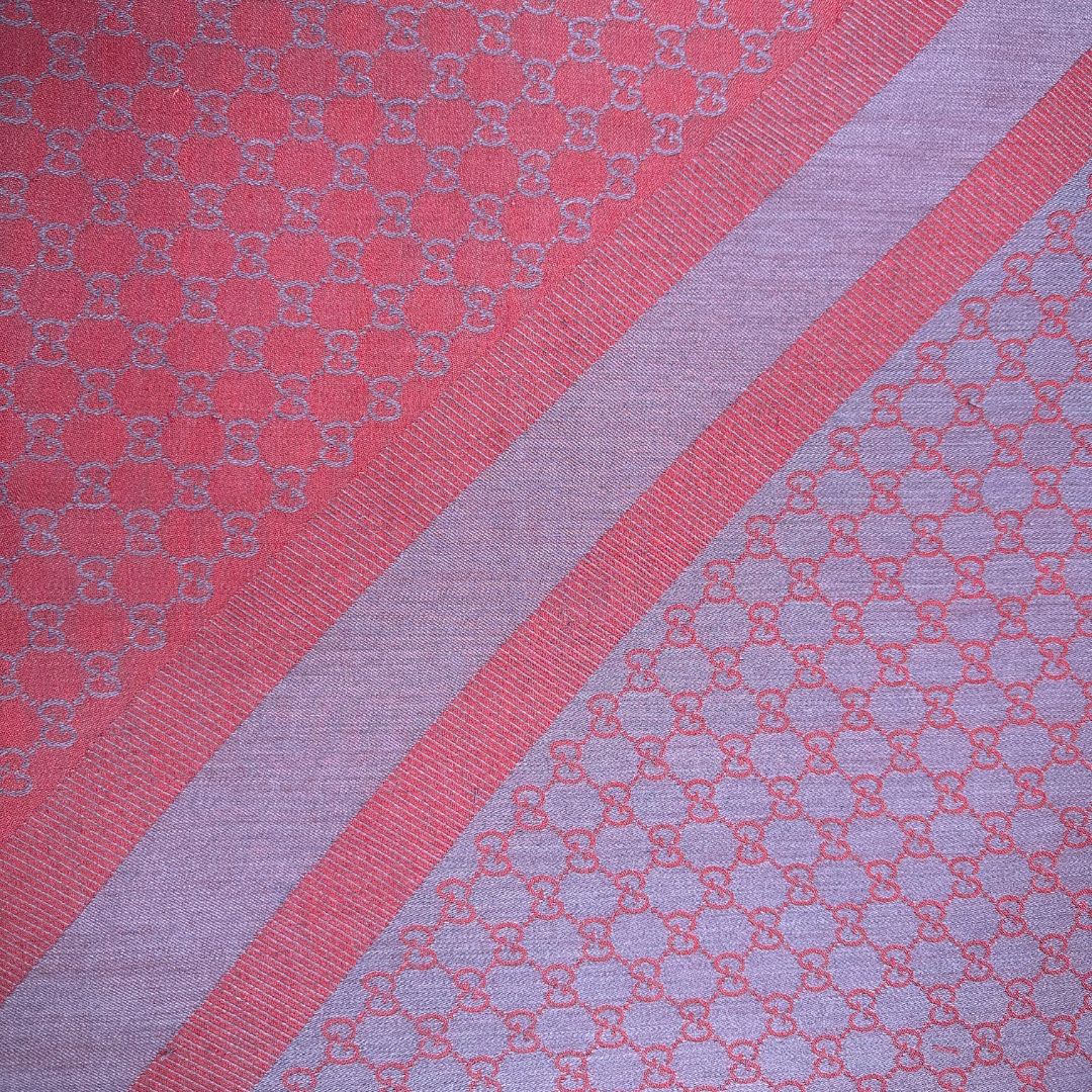 Scialle Gucci in misto lana e seta bicolore; bordeaux e blu con trama GG, e bori sfrangiati. Completo di scatola. Originale, usato, in condizioni ottime. 