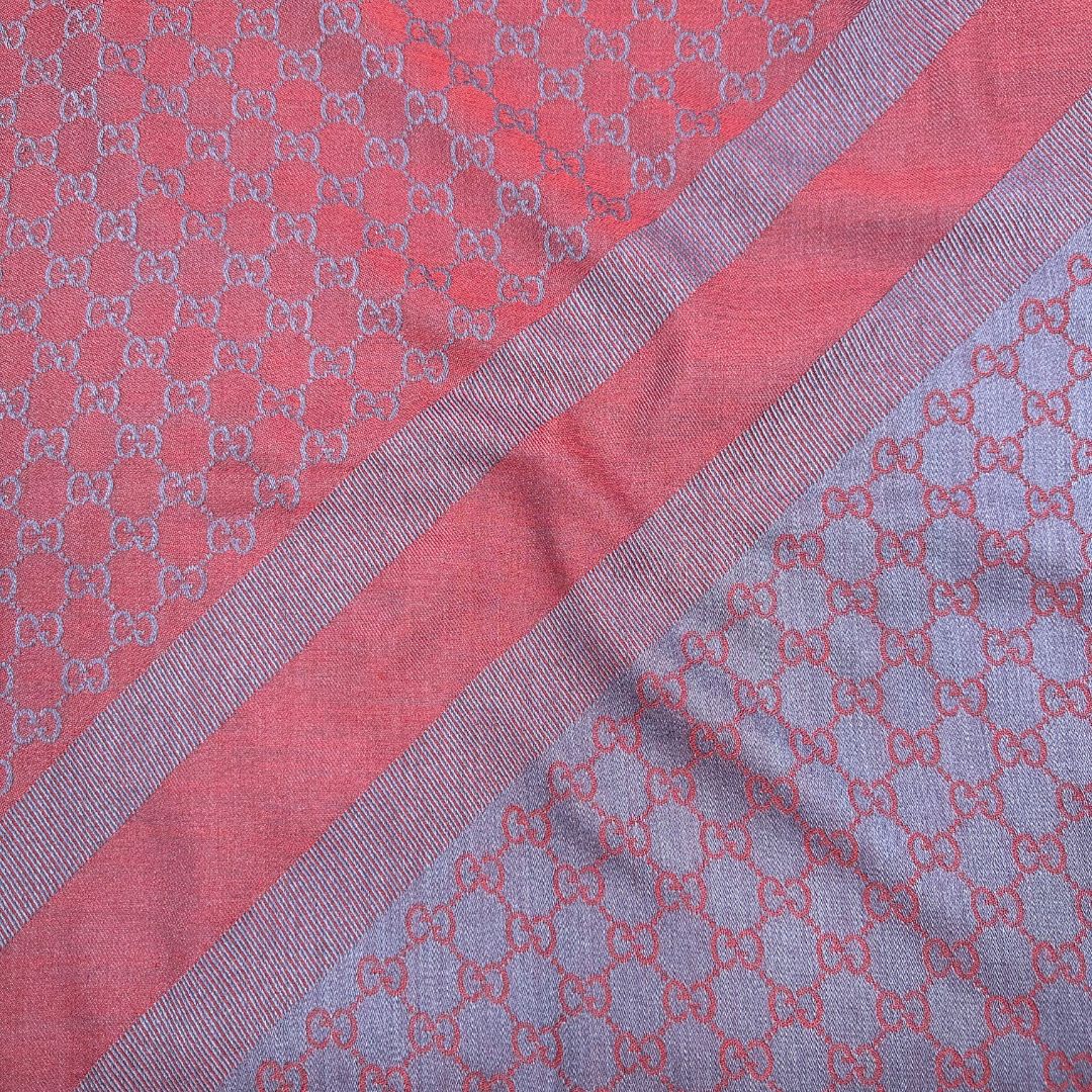 Scialle Gucci in misto lana e seta bicolore; bordeaux e blu con trama GG, e bori sfrangiati. Completo di scatola. Originale, usato, in condizioni ottime. 