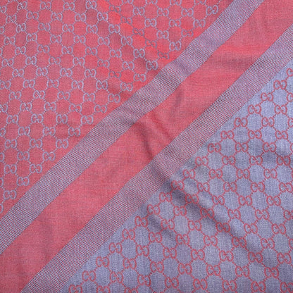 Scialle Gucci in misto lana e seta bicolore; bordeaux e blu con trama GG, e bori sfrangiati. Completo di scatola. Originale, usato, in condizioni ottime. 